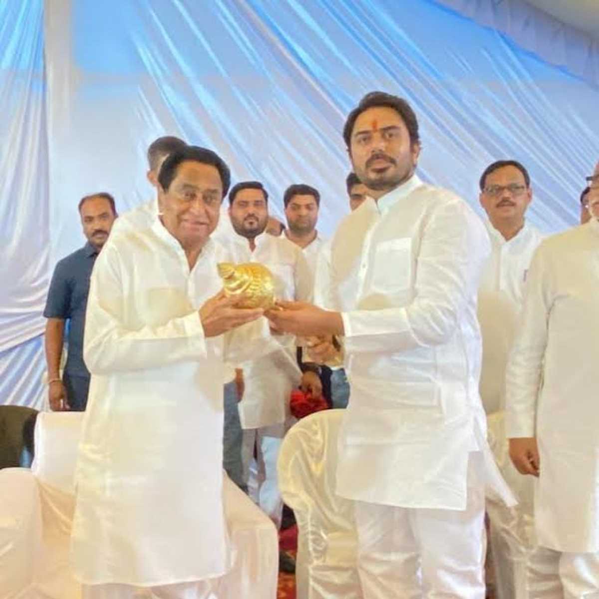 हनुमान ने थामा कांग्रेस का हाथ, कमलनाथ को बताया सच्चा हनुमान भक्त